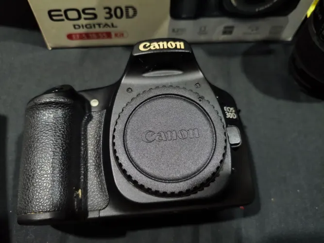 Canon 30 com duas lentes e grip