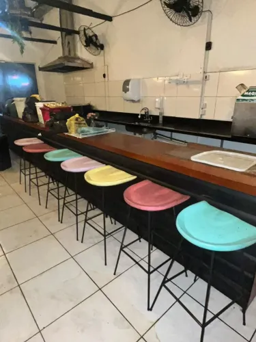 Banquetas de madeira com pés de aço