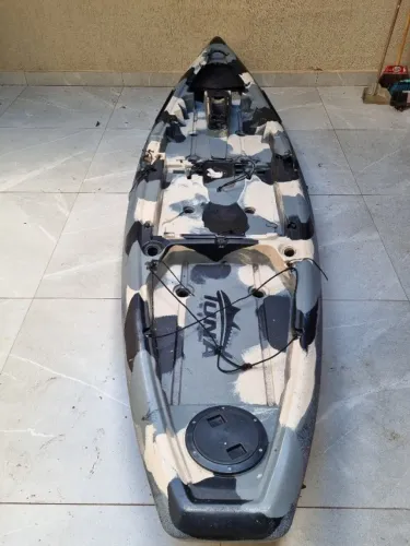 Caiaque de pesca TUNA com remo, cadeira e carrinho de transporte.