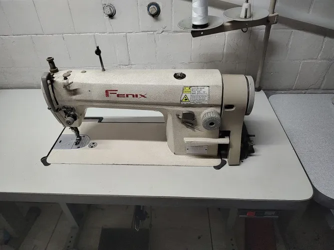 Máquina de costura reta
