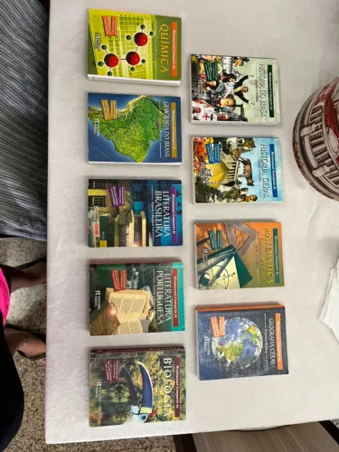 Coleção de livros de bolso para o ENEM. São nove livros com resumos de matérias.
