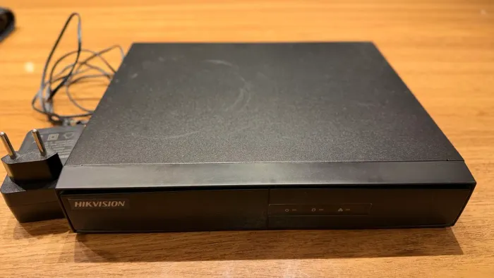 DVR Hikvision 4 Canais + HD 2TB (Estado de Novo com Fonte)