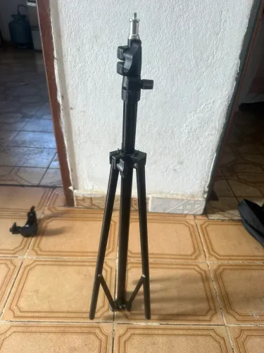 Tripé com pé quebrado (só passar massa) 