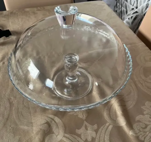 Boleira de vidro com pé e tampa