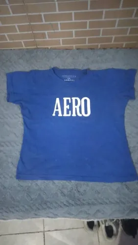 Blusa azul com estampa branca