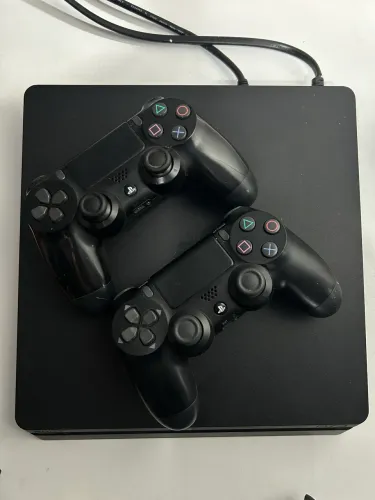 Vendo PlayStation 4 1Tb - 2 controles - 3 jogos
