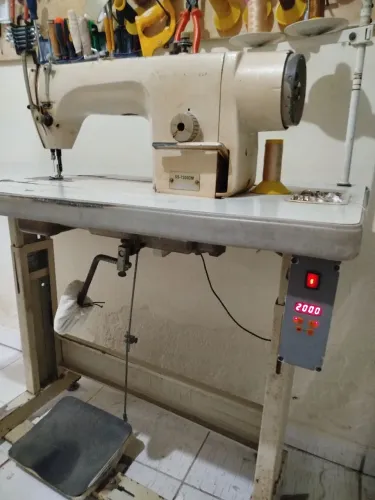 Máquina RETA de costura