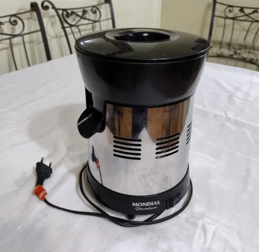 Extrator de Sucos Turbo Premium Mondial Preto e Inox 250W bivolt