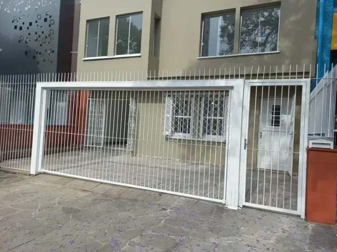 Sobrado para aluguel tem 350 metros quadrados com 8 quartos em São João - Porto Alegre - R