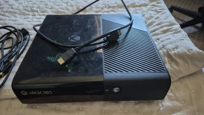 Xbox 360 Slim + 8 Jogos sem controle