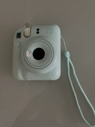 CAMERA INSTAX MINI 12 - SEM NENHUM DEFEITO, SEMINOVA.