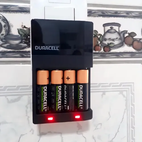 Carregador de Pilhas Recarregáveis | + 4 Pilhas Duracell
