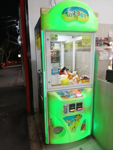 Máquina pelúcia grua toybox usada urso pesca bichos pelucias