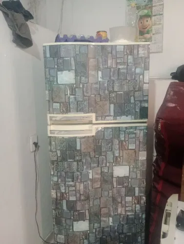 Vende-se essa geladeira com defeito parou de parou por causa daquelas de energia