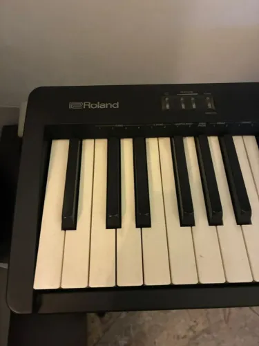Piano Elétrico Rolando FP-10 - com pedal e móvel original (Aceito troca com volta)
