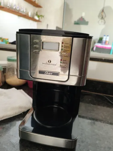 Cafeteira Oster programável com display - Programe seu café a hora que quiser. 