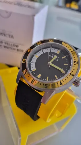 Relógio Invicta Specialty Quartzo Novo e Original na cor Preta com amarelo 45mm 34097