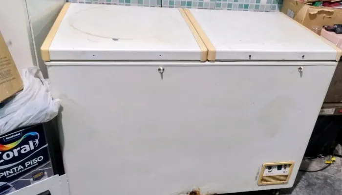 Freezer 2 portas funcionando.