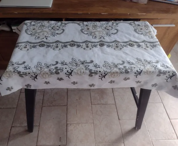 Mesa pequena, vai com a tolha de mesa da foto.