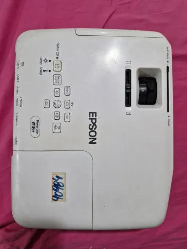 Epson W18+ Projetor Pouco uso - Filmes e aulas / Muito brilho resolução melhor que X e S
