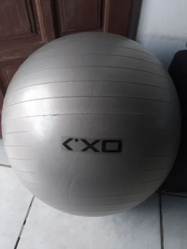Uma bola pilates cinza