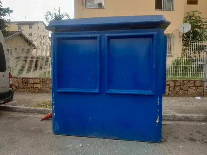 Vendo - Guarita utilizável para diversas coisas .