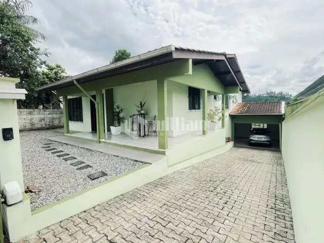 Casa espaçosa de 4 quartos com piscina, 238m² privativos em um terreno total de 450m².
