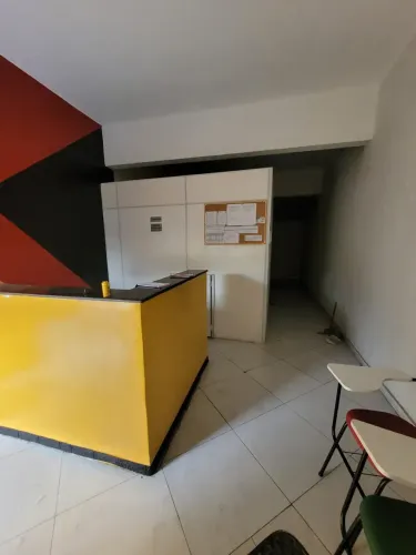Loja de frente para aluguel possui 46 metros quadrados em Rocha Miranda - Rua dos Diamante
