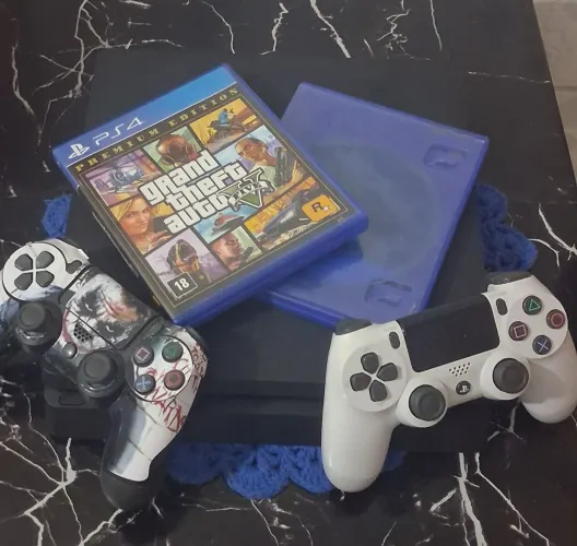 PS4 SLIM 1TB SUPER NOVO+2 CONTROLES