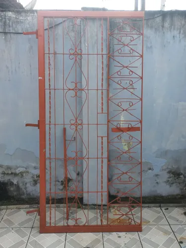 portão de ferro maciço 2,10 de altura por 1.metro de largura