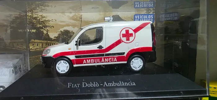 Miniatura Fiat Doblò Ambulância 1:43 | Veículos de Serviço do Brasil