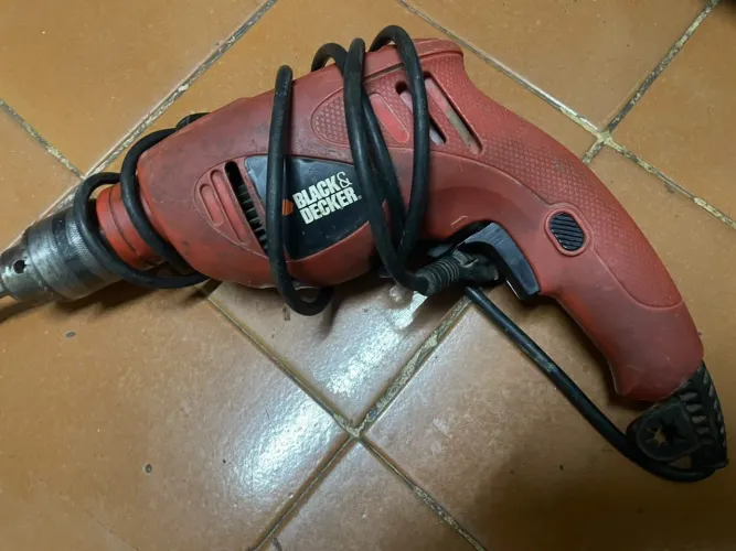 Furadeira de impacto Black e Decker
