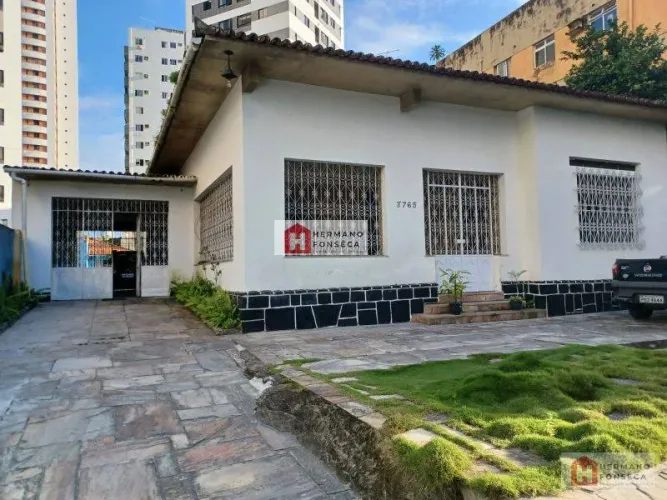 Casa para fins comerciais em Casa Amarela com 945 metros de área total.