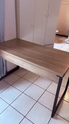 Mesa de escritório amadeirada 