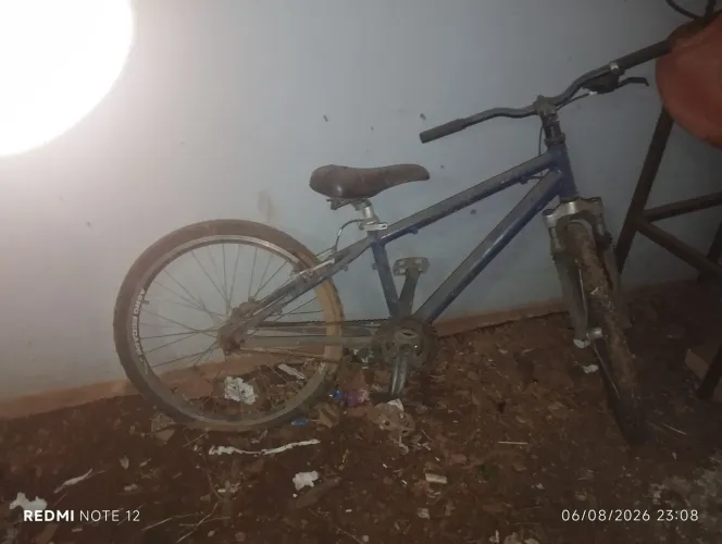 Bike aro 20 com corrente fora do lugar e pneus muchos (ela está somente na imagem)