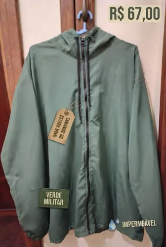 CORTA VENTO VERDE MILITAR COM BOLSOS E CAPUZ, TAMANHO GG, IMPERMEÁVEL E É NOVO. 67,00 REA