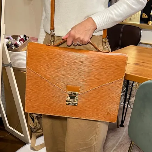 bolsa pasta louis vuitton epi cognac 100% original c/ alça longa dust bag