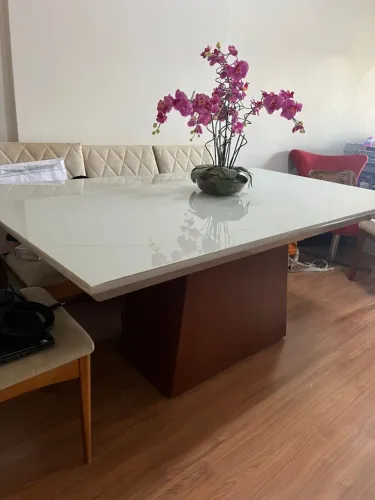Mesa de jantar 6 lugares (Sem cadeiras) Pequena avaria no vidro.