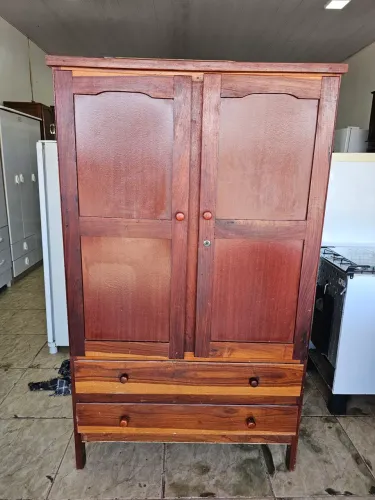 Guarda roupa usado de madeira