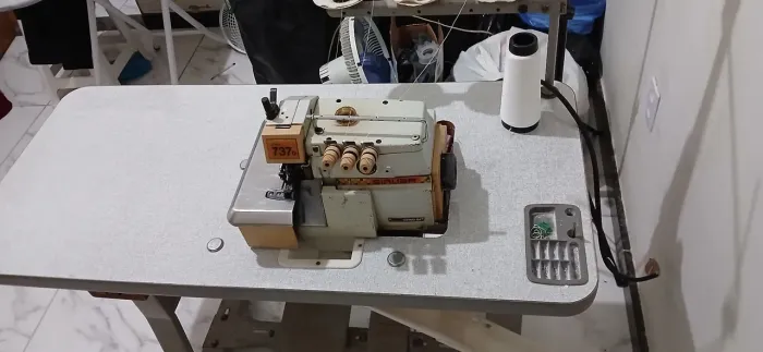Máquina Overlok Industrial Super Conservada e mesa nova
