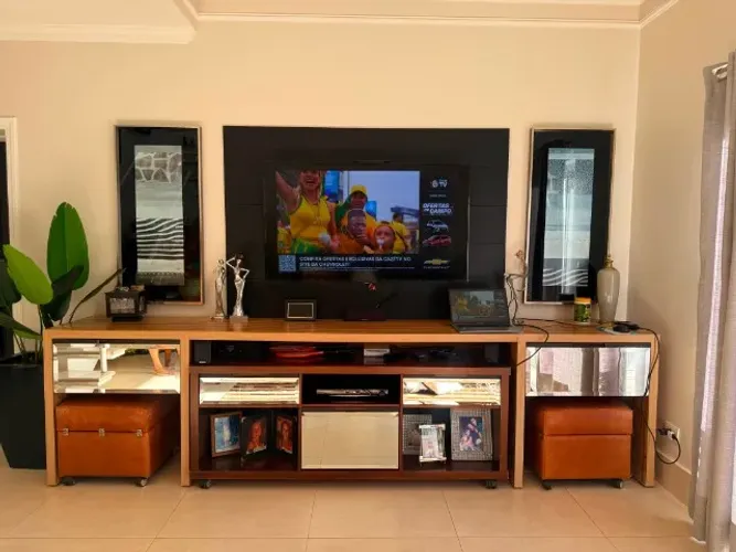 Móvel para sala de TV, completo, com 2 puffs, painel para TV e 2 quadros decorativos