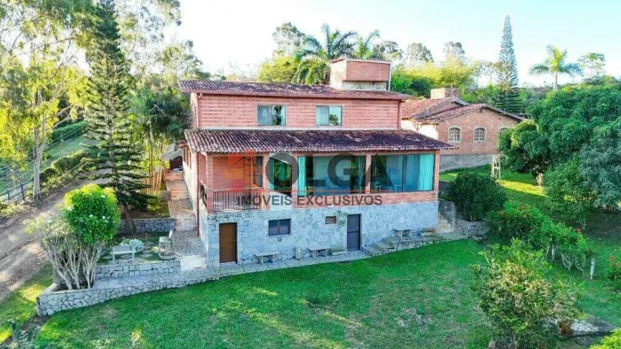 Linda casa de campo com vista panorâmica em condomínio fechado!