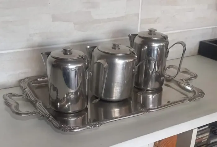Conjunto bandeja bule e leiteira em aço inox