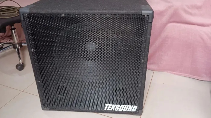 Caixa teksound 1x15 300 whats para baixo