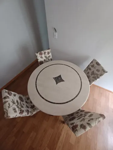 MESA CLÁSSICA DE MÁRMORE - 4 CADEIRAS