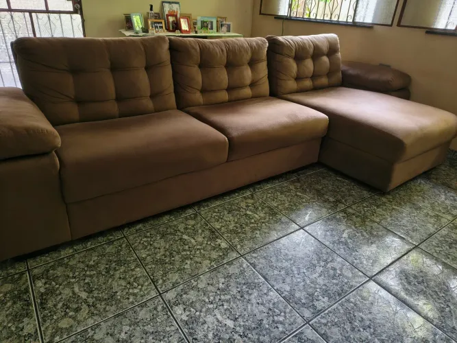 Sofá de 3 lugares com Chaise/ Grande, confortável e Semi Novo