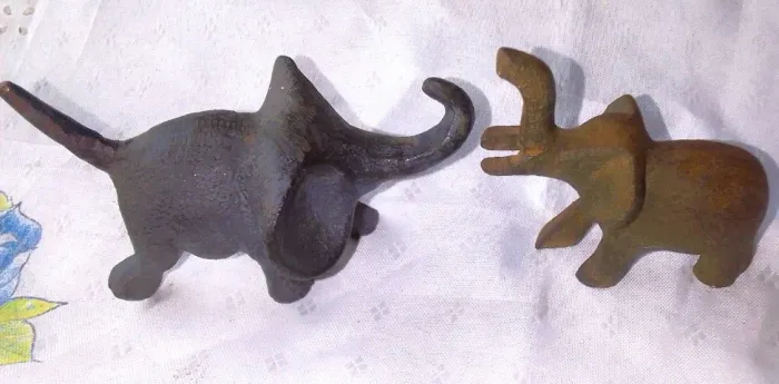Par de antigas esculturas em ferro fundido representando Elefantes*