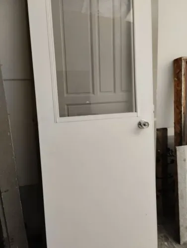 Porta com vidro.