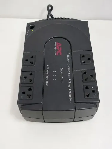 Nobreak APC Back-UPS ES 500VA Lado esquerdo bom,e o direito com defeito é usando na tomada