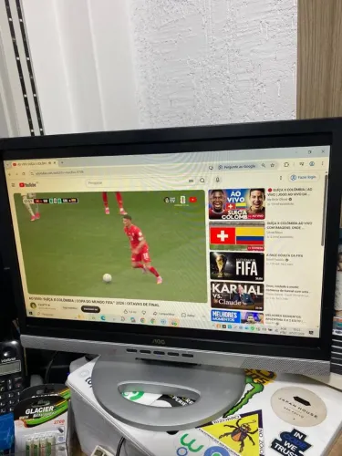 Monitor AOC 19" 912VWA Widescreen com cabos VGA e energia